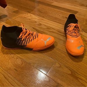 Puma indoor soccer shoe